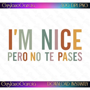 Peut inclure: Un design graphique numérique présentant le texte I'M NICE PERO NO TE PASES dans une police grasse sans empattement. Les lettres alternent entre des tons sourds d'orange, de vert sauge et de rose poudré. Les bordures affichent du texte doré.