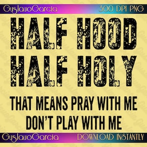 Könnte beinhalten: Ein digitales Grafikdesign mit dem schwarzen, abgenutzten Text HALF HOOD HALF HOLY, gefolgt von dem Text THAT MEANS PRAY WITH ME DON'T PLAY WITH ME. Das Design enthält den Text GuslauoGarcia und 300 DPI PNG auf einem hellgelben Hintergrund.
