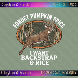Könnte beinhalten: Ein digitales Grafikdesign mit einem springenden braunen Hirsch in einem ovalen Rahmen mit Baumrindenstruktur. Der Text FORGET PUMPKIN SPICE I WANT BACKSTRAP & RICE ist in weißen Großbuchstaben geschrieben. Das Design hat einen orangefarbenen Rand.