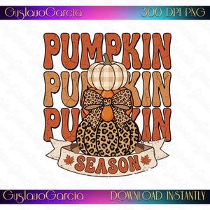 Könnte beinhalten: Ein digitales Grafikdesign mit dem Text PUMPKIN PUMPKIN PUMPKIN in einer abgenutzten orangefarbenen Schriftart. Drei gestapelte Kürbisse sind zentriert, mit einem karierten Kürbis oben, einem orangefarbenen in der Mitte und einem mit Leopardenmuster unten.