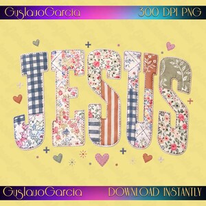 Könnte beinhalten: Das Wort JESUS ist in großen Blockbuchstaben mit einem Patchwork-Design aus blauem Vichy-Karo, Blumenmustern und braunen Streifen geschrieben. Kleine Herzen und sternartige Symbole sind auf dem gelben Hintergrund verteilt.