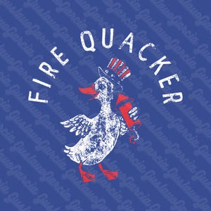 Könnte beinhalten: Ein blaues Grafikdesign zeigt eine Ente mit einem patriotischen Hut, die einen Feuerwerkskörper hält. Der Text "FIRE QUACKER" ist in einem weißen Bogen um die Ente angeordnet. Das Design hat einen Vintage-Look.