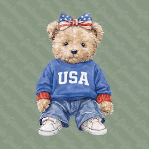 Könnte beinhalten: Ein flauschiger beigefarbener Teddybär trägt ein blaues Sweatshirt mit dem weißen Schriftzug USA, roten Rippbündchen, eine blaue Jeanshose und weiße Turnschuhe. Der Bär hat eine Schleife auf dem Kopf mit einem rot-weiß-blauen Sternen- und Streifenmuster.
