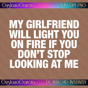 Könnte beinhalten: Ein digitales Grafikdesign mit dem weißen Text MY GIRLFRIEND WILL LIGHT YOU ON FIRE IF YOU DON'T STOP LOOKING AT ME, zentriert auf einem einfarbigen braunen Hintergrund. Die oberen und unteren Ränder enthalten den Text GustavoGarcia und 300 DPI PNG.