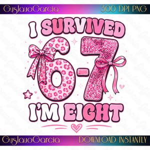 Könnte beinhalten: Ein digitales Grafikdesign mit dem Text I SURVIVED 6-7 I'M EIGHT in rosa Buchstaben. Die Zahl sechs hat ein rosa Leopardenmuster und eine Schleife, während die sieben eine rosa Glitzertextur und eine Schleife aufweist. Enthält kleine Sterne und Herzen.