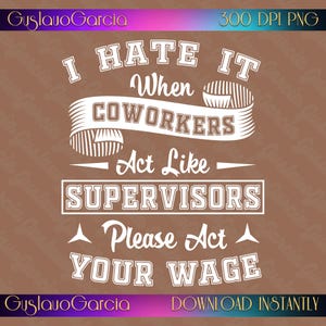 Könnte beinhalten: Ein digitales Grafikdesign mit weißem Text auf braunem Hintergrund. Der Text lautet: I HATE IT When COWORKERS Act Like SUPERVISORS Please Act YOUR WAGE. Das Design enthält ein Bannerelement und stilisierte Typografie für ein Arbeitsthema.