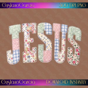 Peut inclure: Le mot JESUS est écrit en grandes lettres de style bloc avec un motif patchwork. Chaque lettre est composée de divers motifs de tissu, notamment du vichy bleu clair, des pois roses et des imprimés floraux dans des tons de rose et de vert.