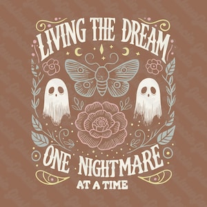 Könnte beinhalten: Ein grafisches Design auf braunem Hintergrund mit dem Text LIVING THE DREAM ONE NIGHTMARE AT A TIME. Die Illustration zeigt einen zentralen Nachtfalter, zwei weiße Geister, eine große rosa Rose und umgebende Blumenranken mit Sternen und Monden.