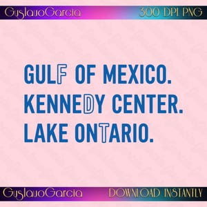 Könnte beinhalten: Eine digitale Grafik auf hellrosa Hintergrund mit dem blauen Text GULF OF MEXICO, KENNEDY CENTER und LAKE ONTARIO. Die Buchstaben F, D und T sind mit einer hohlen Kontur stilisiert. Die oberen und unteren Ränder zeigen Text in einem Farbverlauf.