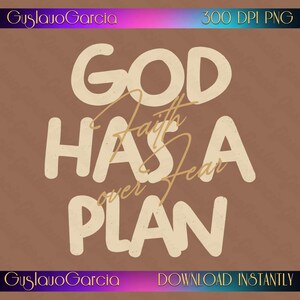 Könnte beinhalten: Ein digitales Grafikdesign auf braunem Hintergrund mit dem beigen Text GOD HAS A PLAN in einer fetten serifenlosen Schrift. In der Mitte ist das Wort faith in goldener Schreibschrift überlagert, mit over fear darunter.