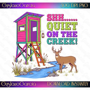 Könnte beinhalten: Eine digitale Illustration mit einem pinken und grünen Hochsitz mit Leiter, einem braunen Hirsch an einem blauen Bach und dem Text SHH...... QUIET ON THE CREEK! Das Design enthält eine hängende Laterne und Schilfrohr.