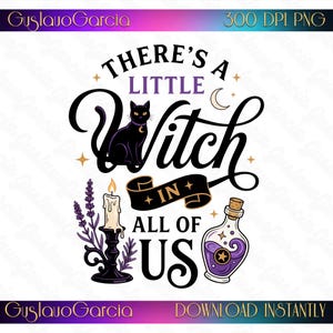 Könnte beinhalten: Ein digitales Grafikdesign mit einer schwarzen Katze, einer brennenden Kerze in einem schwarzen Halter, Lavendelzweigen und einer violetten Zaubertrankflasche. Der Text lautet: There's a little witch in all of us. Enthält Sterne und eine Mondsichel.
