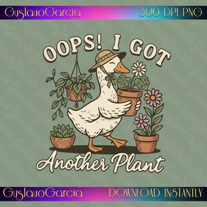 Op de afbeelding: Een grafische illustratie van een witte gans met een strooien hoed, die een bloempot vasthoudt. De gans is omringd door een hangplant, een vetplant en nog een bloempot. De tekst luidt OOPS! I GOT Another Plant in het bruin.