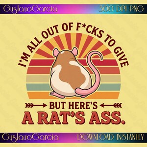 Könnte beinhalten: Ein Grafikdesign mit einer braun-weißen Ratte von hinten, zentriert über einem Retro-Sonnenuntergang mit horizontalen Streifen in Rot, Orange und Gelb. Der Text lautet: I'M ALL OUT OF F*CKS TO GIVE BUT HERE'S A RAT'S ASS.