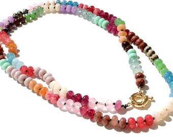 Collar largo con piedras preciosas arcoíris, collar anudado con cuentas de colores, estilo bohemio chic de Anthropologie.