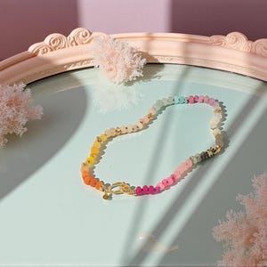 Kolorowy naszyjnik z wieloma kamieniami szlachetnymi, wiązany na supeł z neonowymi koralikami Rondelle, styl boho chic i antropologia zdjęcie 5