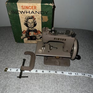 Máquina de coser Singer Sew Handy modelo 20 antigua con caja original (caja dañada)