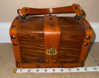 Monedero vintage de madera con espejo y forma de cofre del tesoro