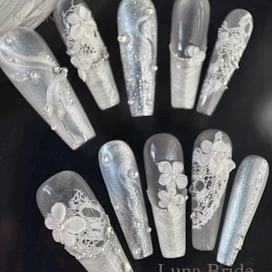 Bruidsparelpers op nagels: witte kant 3D-bloem bruiloftsnagels