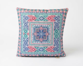 Fodera per cuscino Tatreez - Blu e rosa su bianco / Ricamo palestinese 16x16"