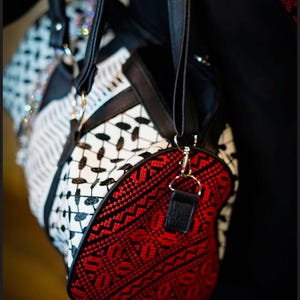 Handcrafted Palestinian Kufiyya Duffle Bag – Tatreez Embroidered Barrel Purse – Cultural Statement Bag – Kufiya Handbag