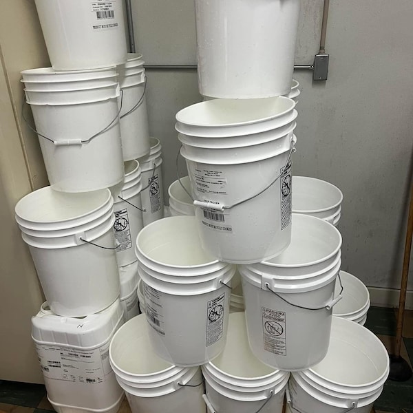5 Gal Plastic Bucket with Lid and Handle Food Grade, Water storage, Gardening, pet feed, Dry Storage, organization, garage, paint, buckets