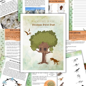 Puede incluir: Una ilustración colorida de una casa en el árbol con un techo marrón y hojas verdes. Un dinosaurio Tyrannosaurus Rex está de pie en una escalera que lleva a la casa del árbol. El texto "Magic Tree House: Dinosaurs Before Dark" está escrito en marrón sobre un fondo blanco. El texto "A Unit Study" está escrito en una fuente más pequeña debajo del título.