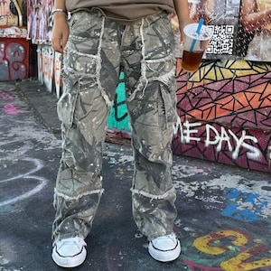 Pantalon cargo camouflage arbre en détresse salopette faite main en jean homme femme rue large image 3