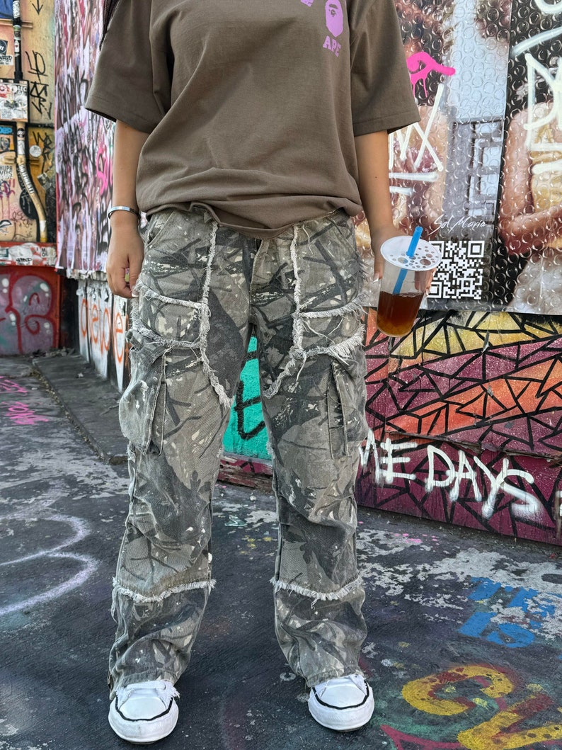 Pantalon cargo camouflage arbre en détresse salopette faite main en jean homme femme rue large image 3