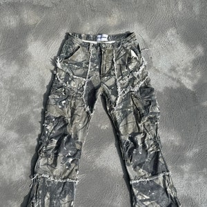 Pantalon cargo camouflage arbre en détresse salopette faite main en jean homme femme rue large image 1