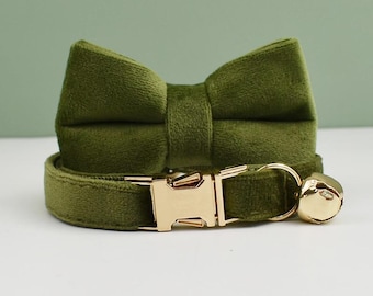 Grüner Samt Personalisiertes Katzenhalsband mit Fliege, Leine und Gold Glöckchen