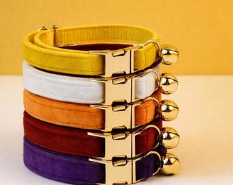 Gelbes Samt-Katzenhalsband-Leine-Set: Gravierter Namensanhänger und goldenes Glöckchen
