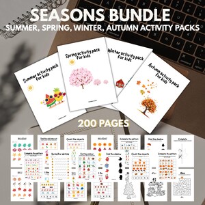 Op de afbeelding: Een bundel activiteitenpakketten voor kinderen met seizoensgebonden thema's: zomer, lente, winter en herfst. De covers tonen illustraties van een watermeloen en ananas, een kersenbloesemboom, een huis en herfstbladeren. De bundel bevat 200 pagina's met activiteiten.