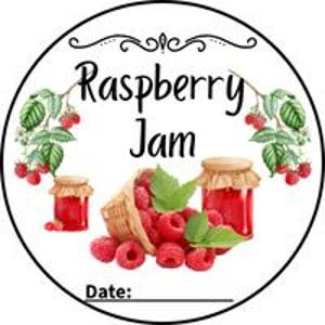 Può includere: Un adesivo circolare con il testo Raspberry Jam in caratteri neri. Il design include illustrazioni di lamponi rossi su rami verdi, un vasetto di marmellata e un cestino di vimini pieno di lamponi rossi freschi. Date: è stampato in basso.