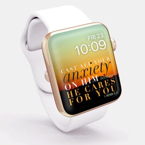 Op de afbeelding: Een set van drie keramische mokken met een gespikkelde, matte afwerking. De mokken zijn in crème, lichtgrijs en donkergrijs. Elke mok heeft een eenvoudig, minimalistisch ontwerp.
