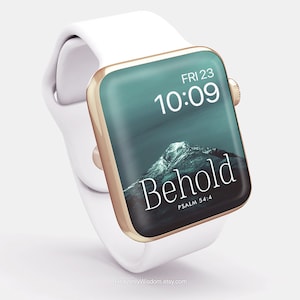 Op de afbeelding: Een witte Apple Watch met een gouden band en een groene wijzerplaat. De wijzerplaat toont de tijd "FRI 23 10:09" en de tekst "Behold Psalm 54:4".