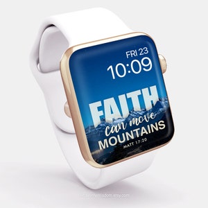 Op de afbeelding: Een witte Apple Watch met een gouden band en een blauw en wit wijzerplaat. De wijzerplaat geeft de tijd 10:09 en de datum VR 23 weer. De wijzerplaat heeft ook de tekst "FAITH can move MOUNTAINS MATT 17:20".