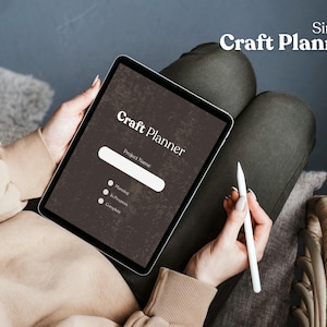 以下が含まれることがあります： 画面にクラフトプランナーアプリが開かれたデジタルタブレット。アプリにはプロジェクト名のテキストボックスと、計画、進行中、完了のチェックボックスがあります。