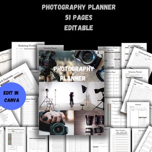 Op de afbeelding: Een digitale planner voor fotografen met 51 pagina's, met een collage van afbeeldingen die te maken hebben met fotografie, waaronder camera's, verlichtingsapparatuur en een fotograaf in een studio. De tekst "PHOTOGRAPHY PLANNER" en "EDIT IN CANVA" is zichtbaar op de pagina's.