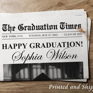 Puede incluir: Un titular de peri&oacute;dico falso que anuncia "&iexcl;Feliz graduaci&oacute;n! Sophia Wilson" con el t&iacute;tulo "The Graduation Times" y la fecha "Martes, 27 de mayo de 2025".