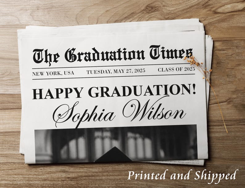 Puede incluir: Un titular de peri&oacute;dico falso que anuncia "&iexcl;Feliz graduaci&oacute;n! Sophia Wilson" con el t&iacute;tulo "The Graduation Times" y la fecha "Martes, 27 de mayo de 2025".