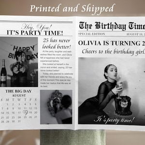 K&ouml;nnte beinhalten: Eine schwarz-wei&szlig;e Geburtstags-Ank&uuml;ndigung im Zeitungs-Stil f&uuml;r Olivia, die 25 Jahre alt wird. Die Schlagzeile lautet "Olivia wird 25! Prost auf das Geburtstagskind!" Die Ank&uuml;ndigung enth&auml;lt ein Foto von Olivia, die ein Glas Champagner und eine Geburtstagstorte h&auml;lt. Die Zeitung enth&auml;lt auch einen Kalender f&uuml;r August mit dem 19. eingekreist.