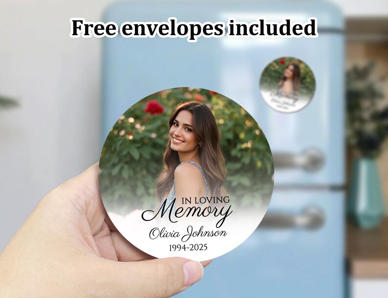 K&ouml;nnte beinhalten: Ein wei&szlig;er Gedenkmagnet mit einem Foto einer Frau in einer Blumenumgebung. Der Text lautet "In Loving Memory Olivia Johnson 1994-2025".