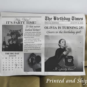 K&ouml;nnte beinhalten: Eine Geburtstagskarte im Zeitungs-Stil mit einem Schwarzwei&szlig;foto einer Person, die Kerzen auf einem Kuchen ausbl&auml;st. Die Schlagzeile lautet "Olivia wird 25!" und der Untertitel lautet "Gr&uuml;&szlig;e an das Geburtstagskind!" Die Karte enth&auml;lt auch einen Kalender f&uuml;r August mit dem 25. eingekreist.