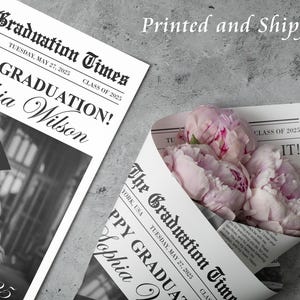 Puede incluir: Un anuncio de graduaci&oacute;n en blanco y negro en forma de peri&oacute;dico con el titular "The Graduation Times" y el texto "Happy Graduation! Sophia Wilson, Class of 2025". Una foto en blanco y negro de una mujer con toga y birrete de graduaci&oacute;n se encuentra en la esquina inferior izquierda del anuncio.