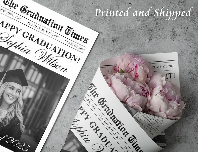 Puede incluir: Un anuncio de graduaci&oacute;n en blanco y negro en forma de peri&oacute;dico con el titular "The Graduation Times" y el texto "Happy Graduation! Sophia Wilson, Class of 2025". Una foto en blanco y negro de una mujer con toga y birrete de graduaci&oacute;n se encuentra en la esquina inferior izquierda del anuncio.