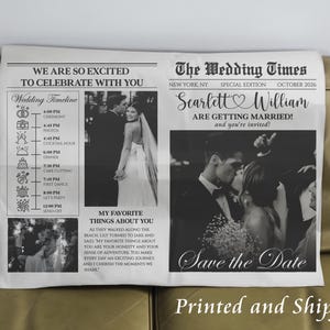 Op de afbeelding: Een zwart-witte krantenstijl save the date aankondiging voor een bruiloft. De kop luidt "The Wedding Times" met de namen van het paar "Scarlett & William" en de datum "oktober 2026". De aankondiging bevat een bruiloft tijdlijn en een foto van het paar.