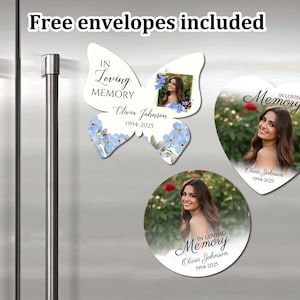 K&ouml;nnte beinhalten: Drei K&uuml;hlschrankmagnete mit Blumenmustern und Fotos. Die Magnete sind in Form eines Schmetterlings, eines Herzens und eines Kreises. Jeder Magnet tr&auml;gt den Text "In Loving Memory" sowie einen Namen und Daten.