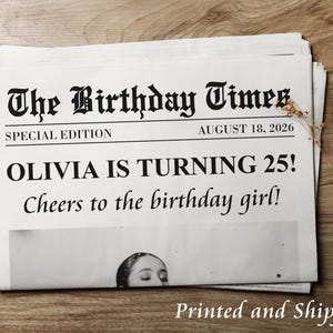 K&ouml;nnte beinhalten: Eine Zeitungs&uuml;berschrift, die "Olivia wird 25!" ank&uuml;ndigt, mit dem Datum 18. August 2026 und dem Titel "The Birthday Times - Sonderausgabe".