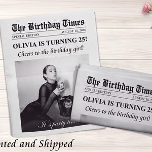 K&ouml;nnte beinhalten: Eine schwarz-wei&szlig;e Zeitung mit der Schlagzeile "The Birthday Times" und dem Text "Olivia wird 25! Prost auf das Geburtstagskind!" Im Hintergrund ist ein Foto einer Frau zu sehen, die ein Glas Champagner h&auml;lt.